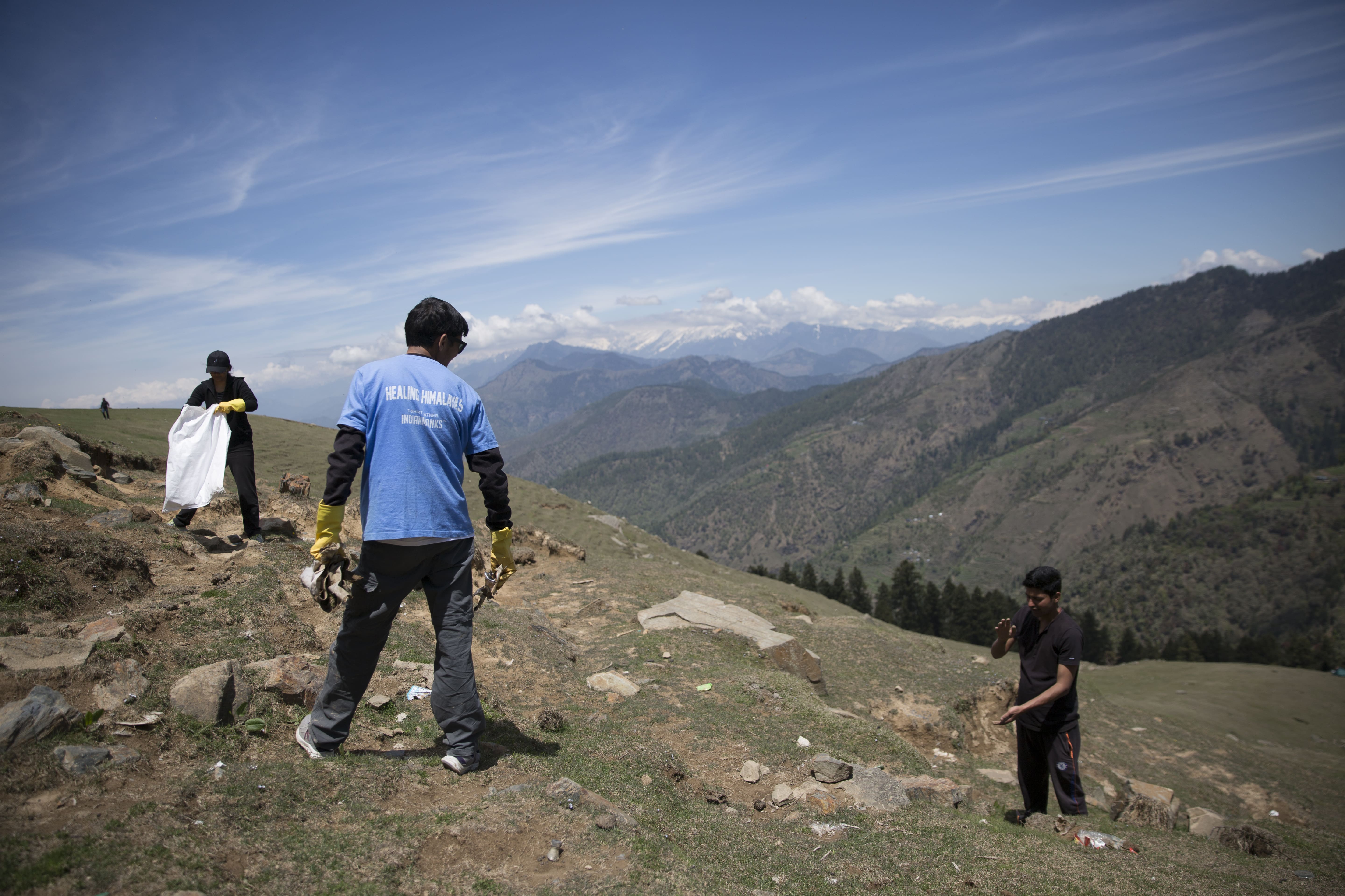 A Mountain of Trash : Healing the Himalayas