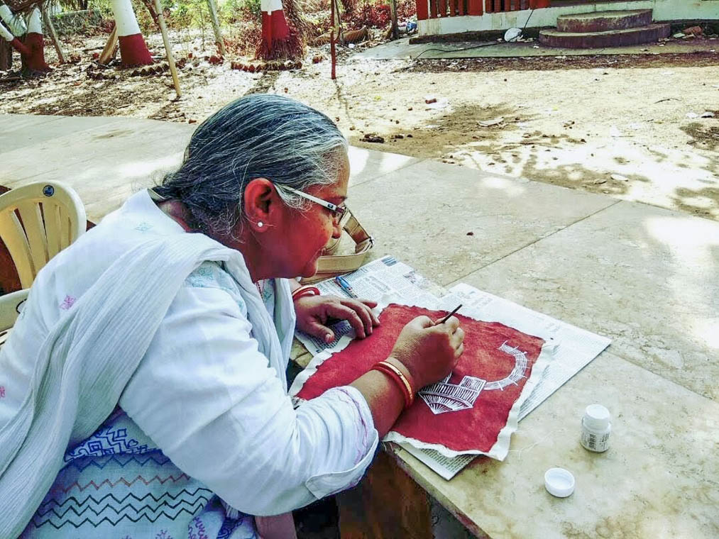 Guests can create paintings of their own, albeit on canvas rather than on the mud walls of traditional Warli houses. Photo by Grassroutes.