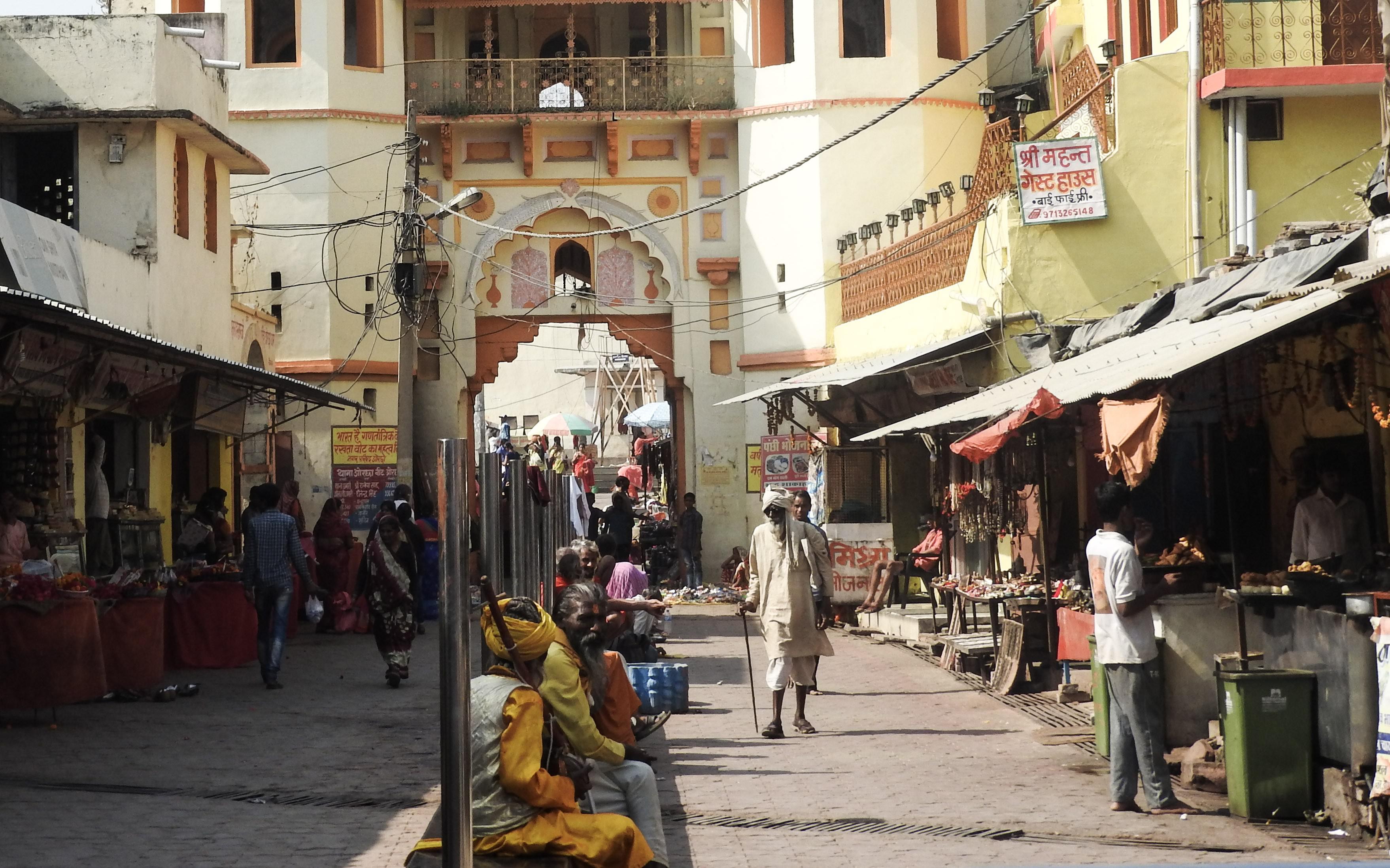 Around the Shri Ram Raja Temple, the lively streets are dotted with devotees and stores selling temple offerings.