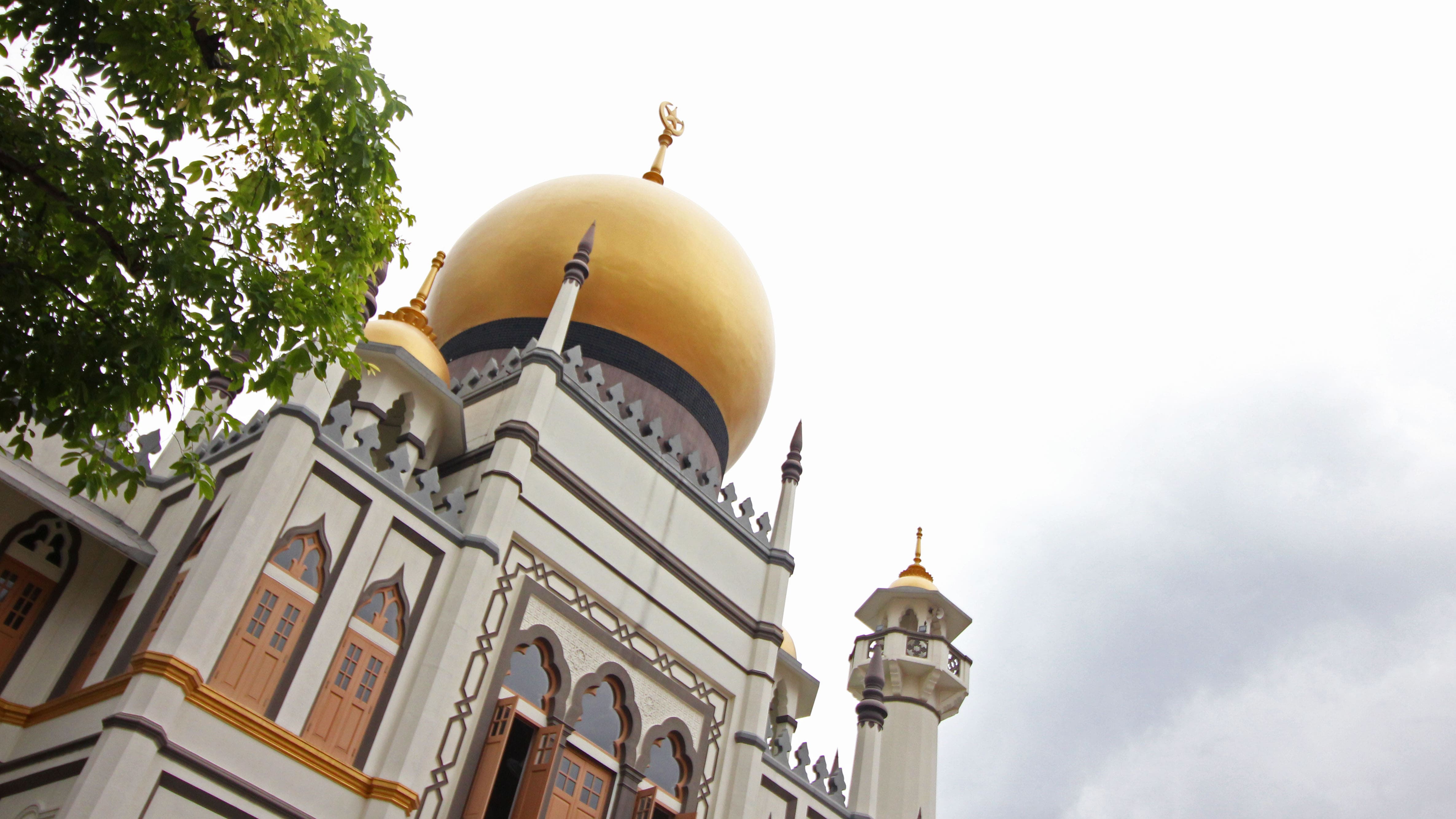 The Masjid Sultan is one of the many pit stops you will make on the Historical Singapore Bike Tour. Immerse yourself in stories of Singapore’s early development as you retrace the steps of migrant communities in search of a better life. Photo by Lin Yanqin