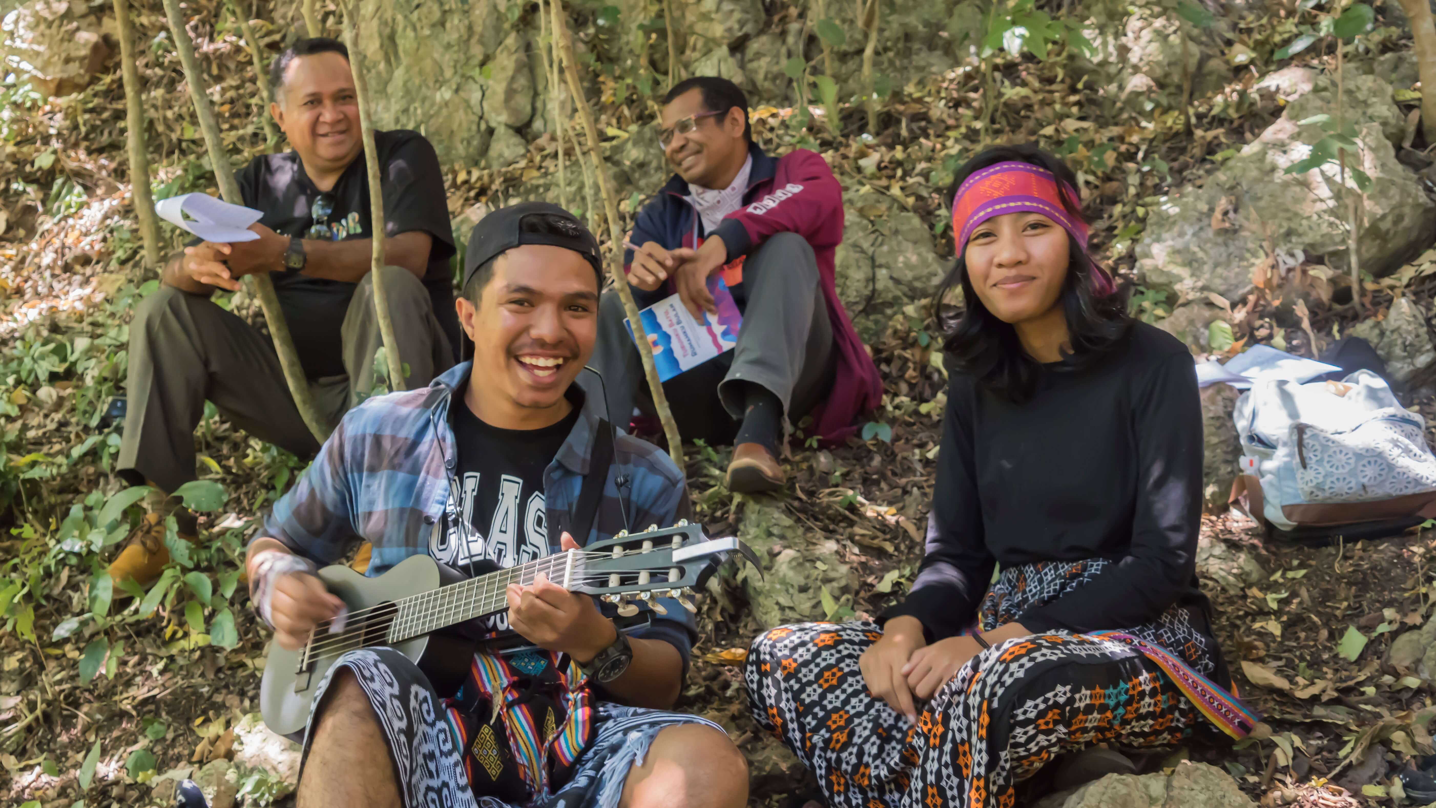  Reinhard Nuhalawang (with guitalele) and Dewi Marlysawati of Forum Soe Peduli kicked off lunch with a Dawan language singalong for those on the Heritage Trail. Photo by Andra Fembriarto