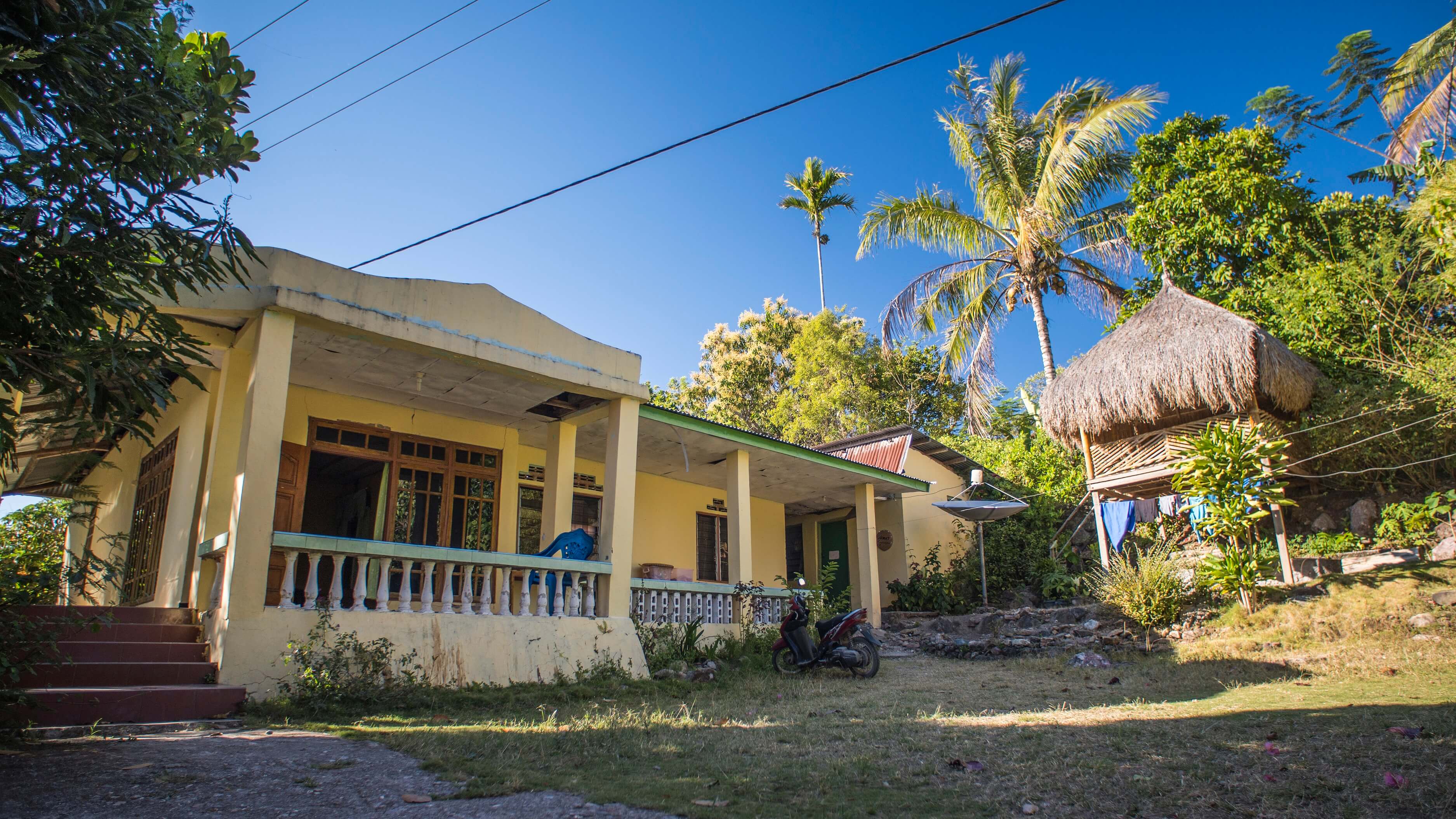 The Senda family home in Taiftob village currently houses the Lakoat.Kujawas library. The treehouse on the right makes a popular space for reading and English classes. Dance classes and theatre workshops are usually held on the lawn. Photo by Andra Fembriarto