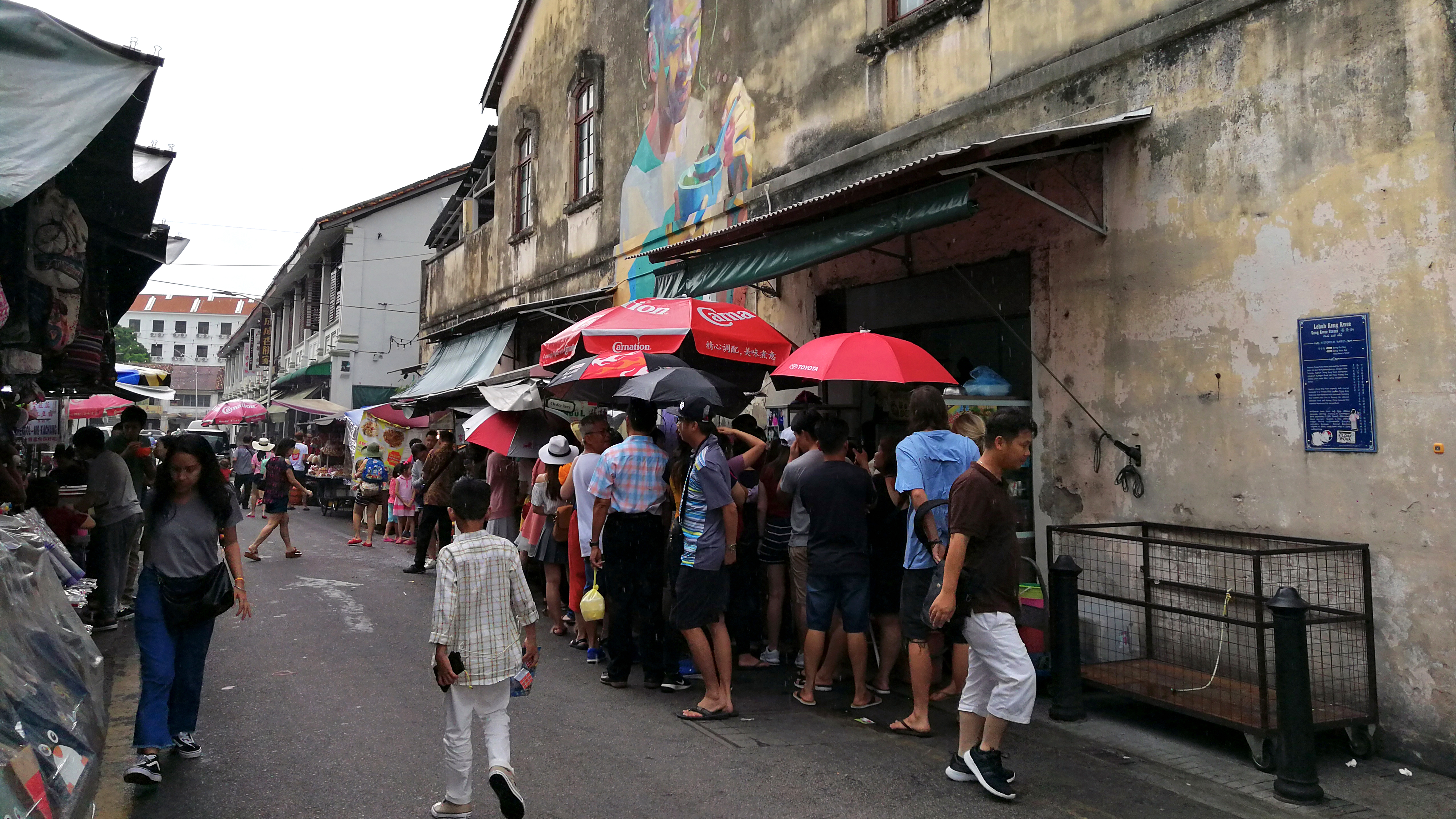 The queue for chendol (a iced dessert of coconut milk and palm sugar) at Joo Hooi Cafe, one of the most popular kopitiams (coffeeshops) for Chinese street food classics like laksa, chendol, char kway teow and lobak. Photo by Alexandra Wong