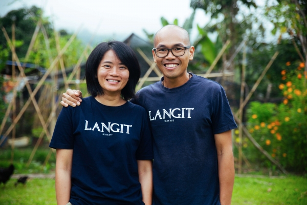 Lilian and Zi are co-founders of Langit Collective, which empowers smallholder farmers by buying their rice at fair prices to sell to bigger markets. 