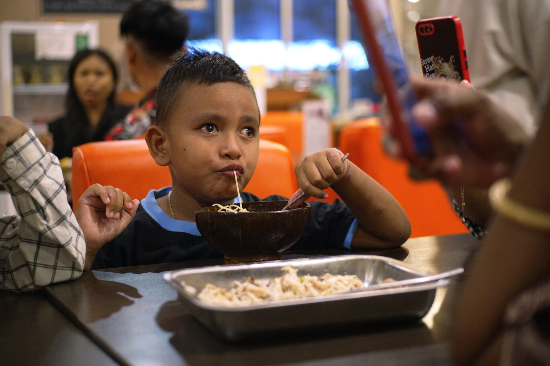 5-year-old Rain Takaeb loves Sischa’s tuna se’i aglio e olio. Deaf children often have special dietary needs, and CafeIn’s se’i pasta is a rare MSG-free umami treat.