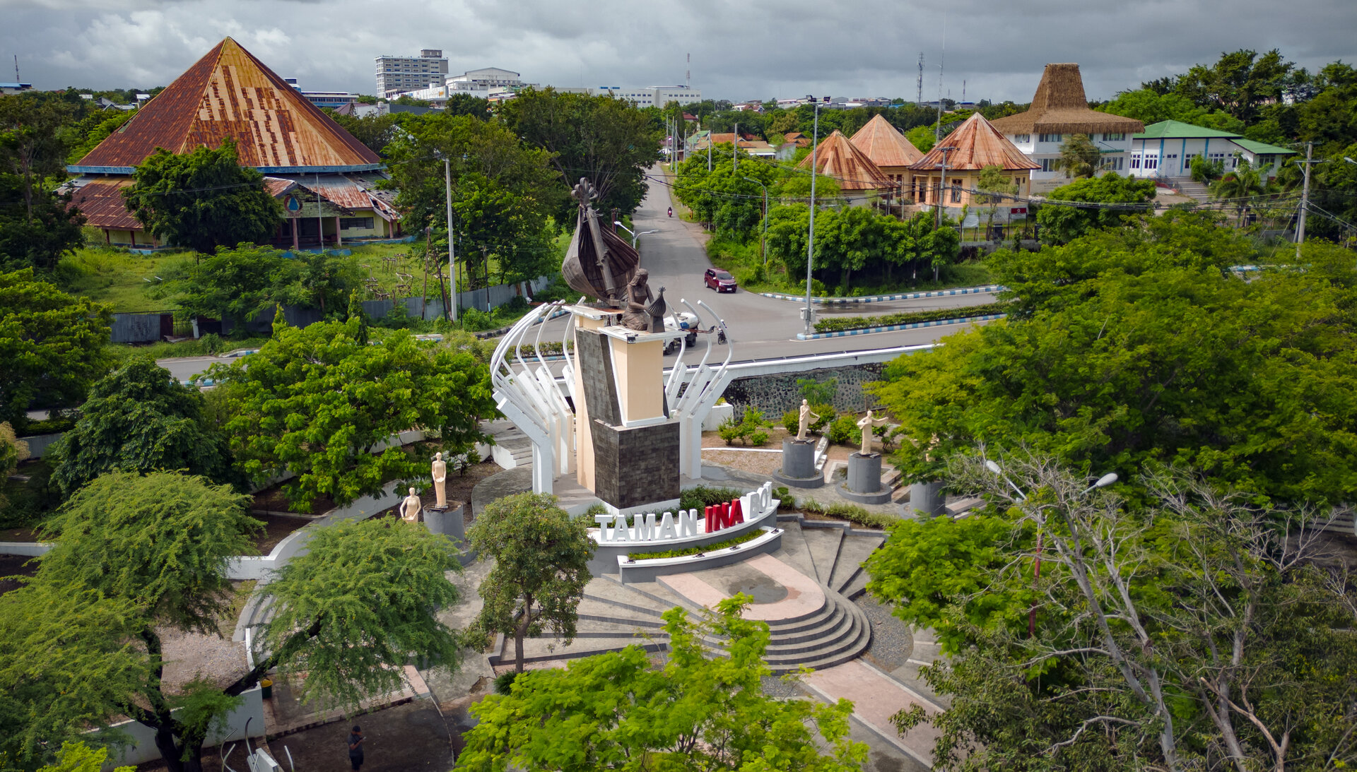Ina Bo’i Park, meaning ‘beloved mother’ in Rotinese, is a monument dedicated to the mothers of Kupang. Six smaller statues “dance” around the mother statue, who is depicted playing the Rotinese palm harp.