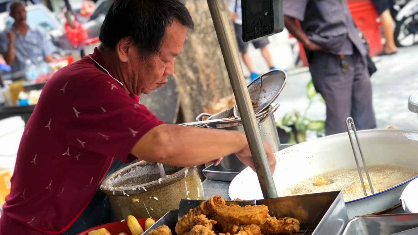 At the end of the street, be prepared to queue for one of the city’s most popular banana fritters at the roadside stall Brickfields Pisang Goreng (across from YMCA). Photo by Victoria Ong