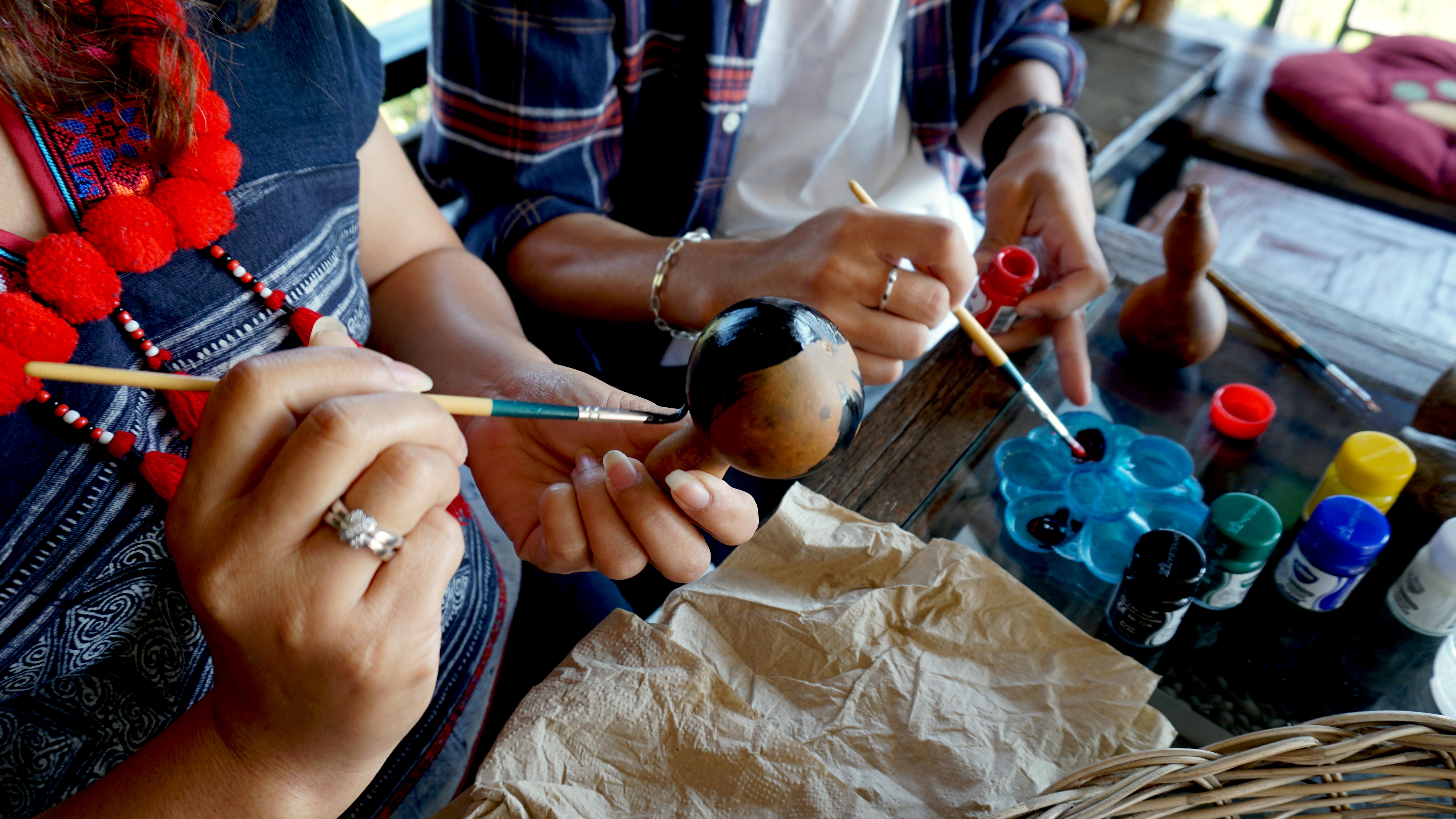 Aside from enjoying coffee and Pha Mee’s natural beauty, visitors can also take part in activities like painting of gourds, which are smaller versions of ones that were once used by villagers as water vessels.