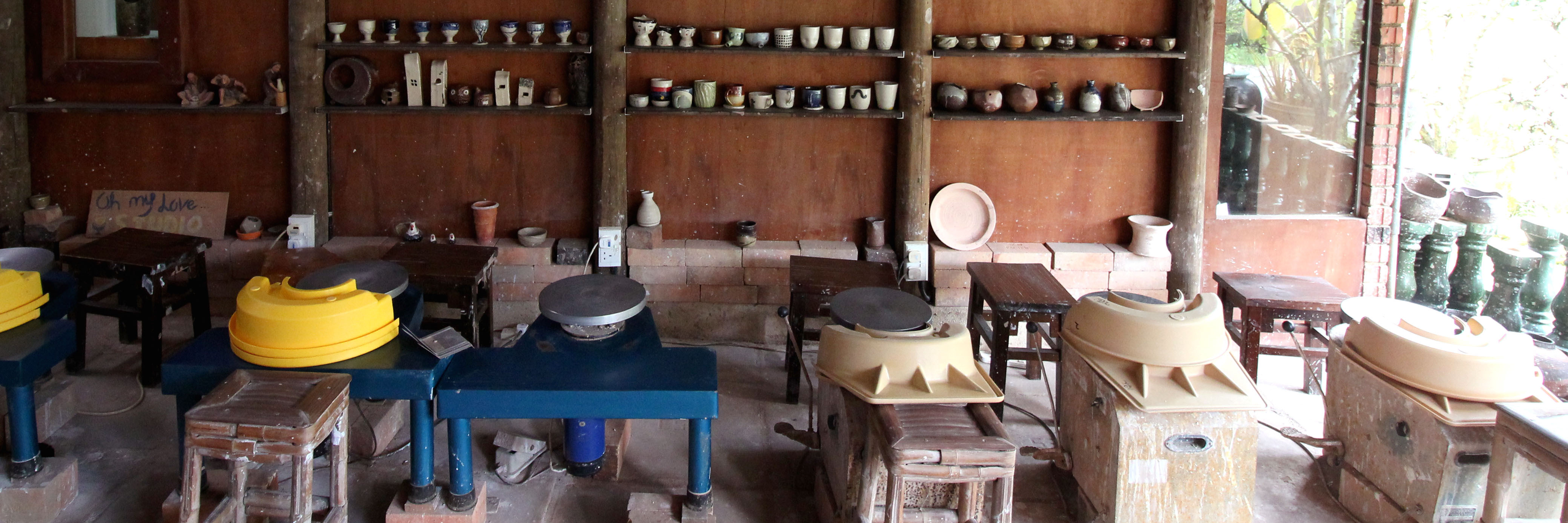 Enjoy a pottery class in a historic dragon kiln at Thow Kwang Pottery Jungle. Photo by Lin Yanqin