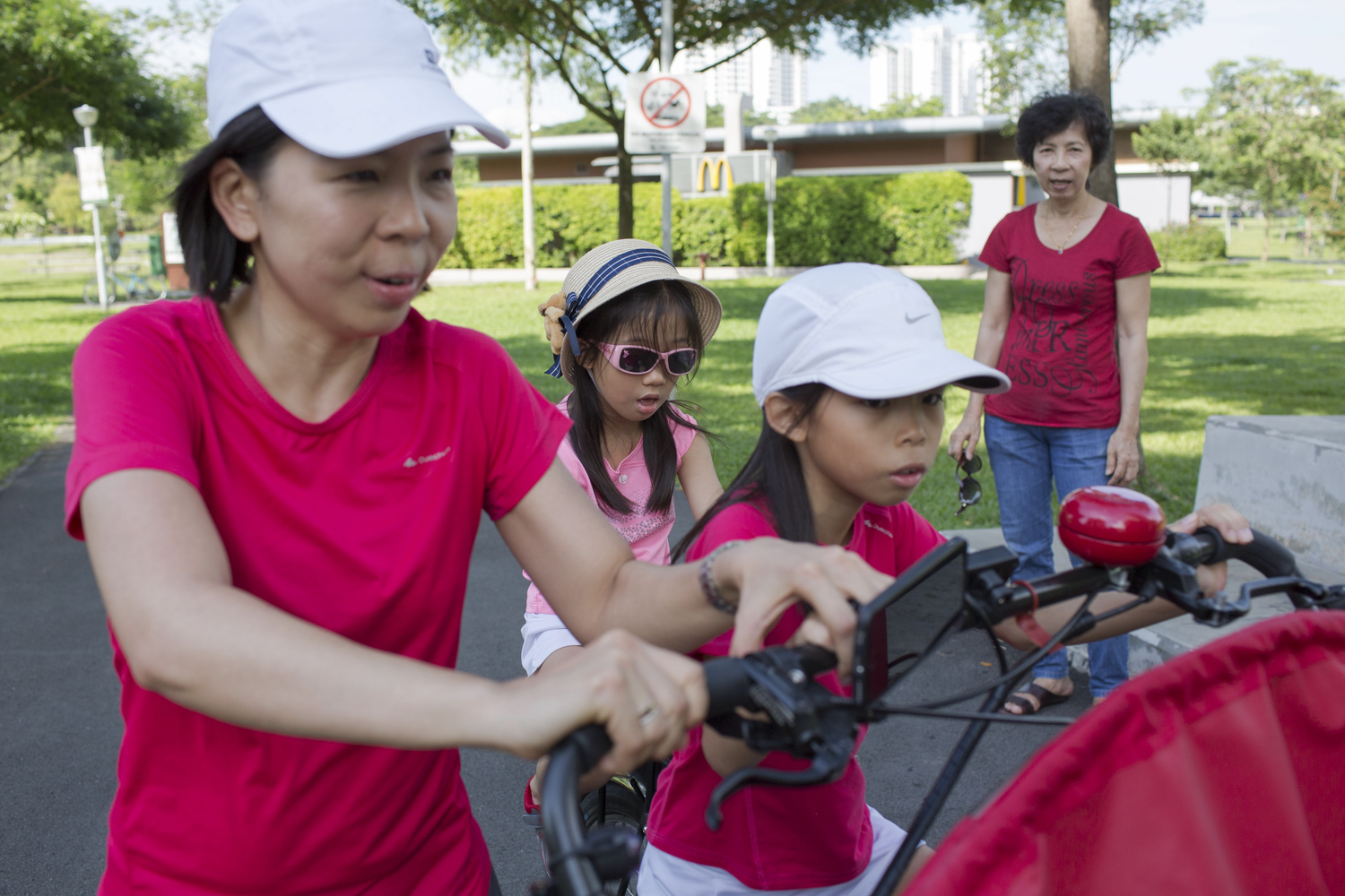 On another day, Dorothy borrowed an elder-friendly trishaw from Cycling Without Age to take her mother and a neighbour out on a ride around Bishan Park – a rare treat. The girls try their hand at steering the wheel.