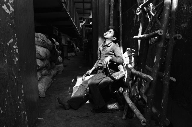 LOOKING UP: Delhi's godowns often employ children for various jobs, like this boy LOOKING UP: Delhi's godowns often employ children for various jobs, like this boy