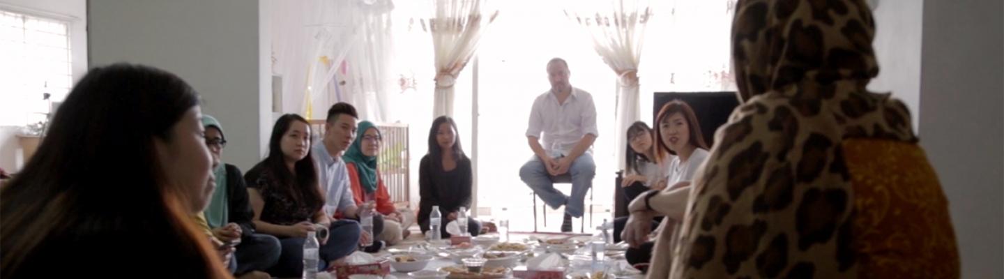 From outsider to insider: Sharing a meal with refugees