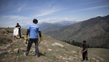 A Mountain of Trash : Healing the Himalayas