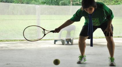 Playing tennis blind