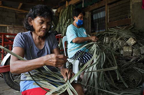 Supporting the weavers of Luisiana with a basket of bread