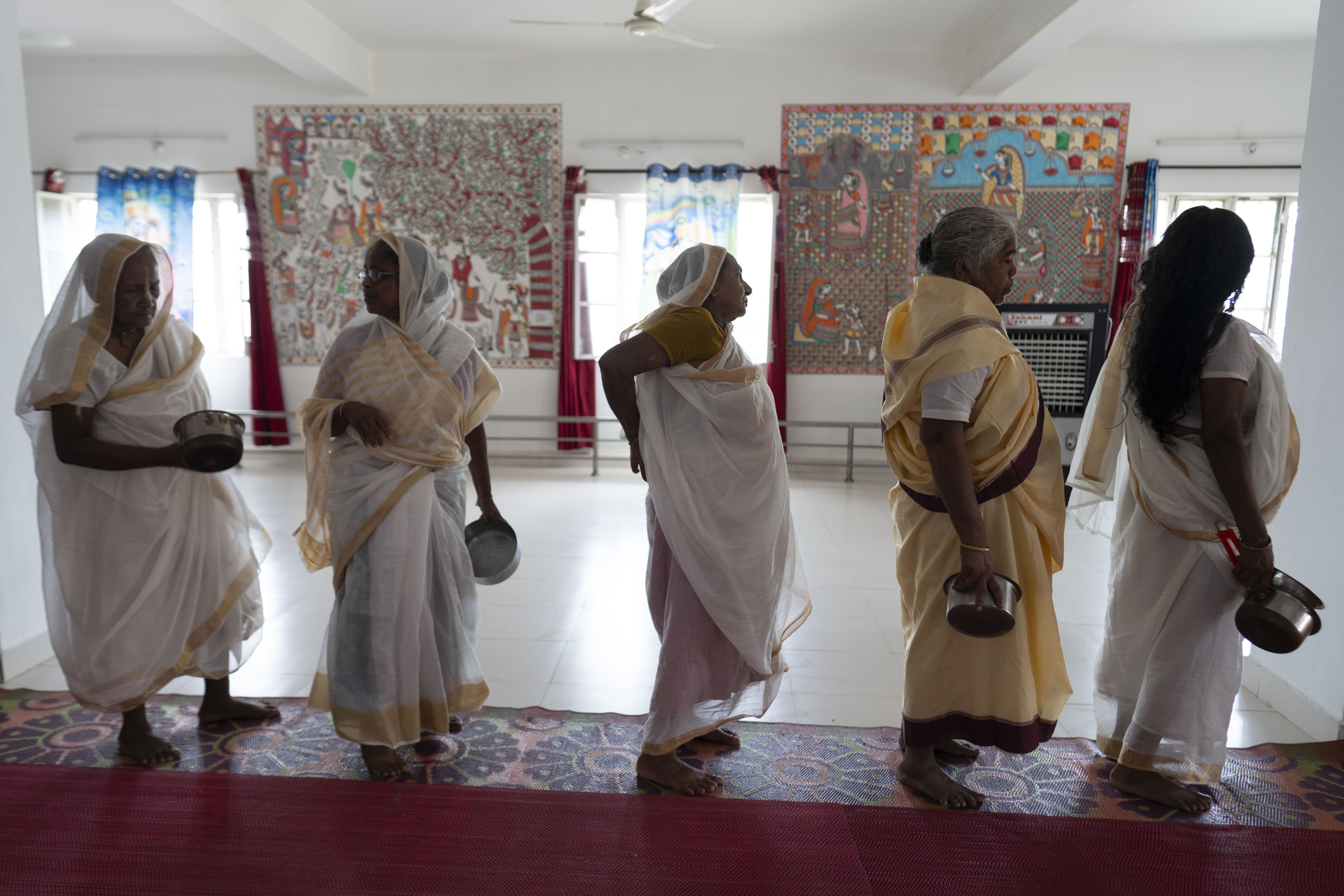 Maitri India provides meals for many non-resident widows in Vrindavan.